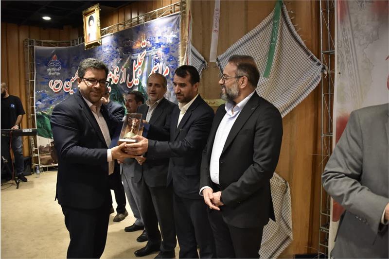 در مراسم تجلیل از خدمتگزاران به زوار اربعین حسینی معاون وزیر نفت و مدیر عامل شرکت ملی گاز با اهداء لوح سپاس وتندیس از مدیر عامل شرکت گاز استان مرکزی تقدیر نمود