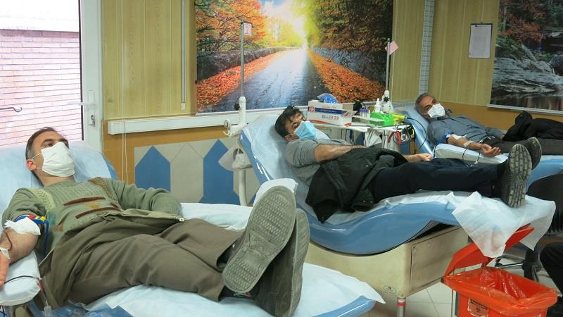 جمعی ازکارکنان بسیجی شرکت گازاستان مرکزی واحدی از خون خود را اهدا نمودند