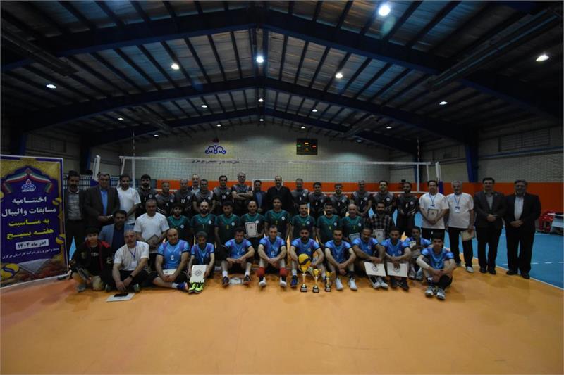مراسم اختتامیه مسابقات والیبال به مناسبت هفته بسیج شرکت گاز استان مرکزی برگزار شد