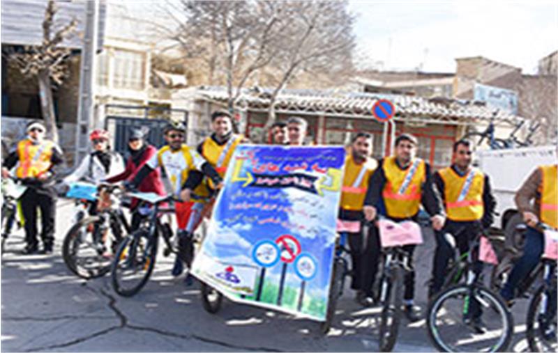 حضور کارکنان شرکت گاز استان مرکزی در مراسم پویش مردمی سه شنبه های بدون خودرو در شهر اراک