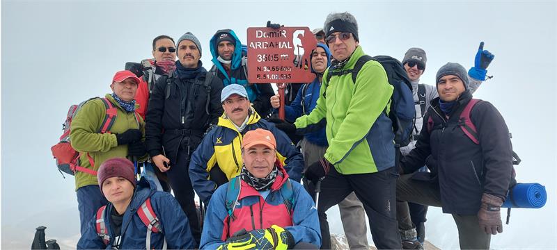 تیم کوهنوردی  شرکت گازاستان مرکزی موفق به فتح بلندترین قله استان شد