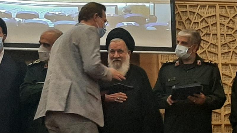 دریافت لوح تقدیر توسط مدیرعامل و فرمانده بسیج شرکت گاز استان مرکزی از فرمانده قرارگاه سایبری غرب و شمالغرب کشور