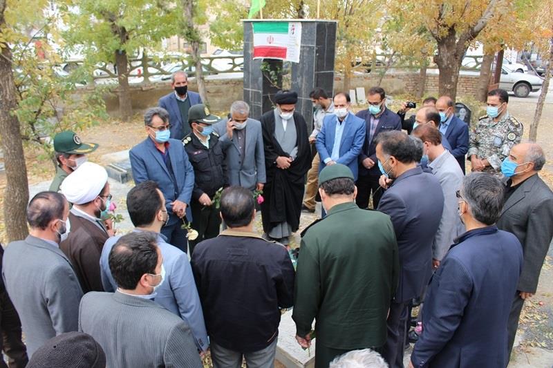مدیر عامل وفرمانده پایگاه بسیج شرکت گاز استان مرکزی به شهداء ادای احترام نمودند
