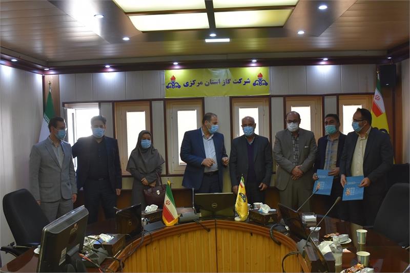 مدیرعامل شرکت گازاستان مرکزی ازرئیس ناحیه کارچان وگازبان روستای ابراهیم آباد تقدیربه عمل آورد