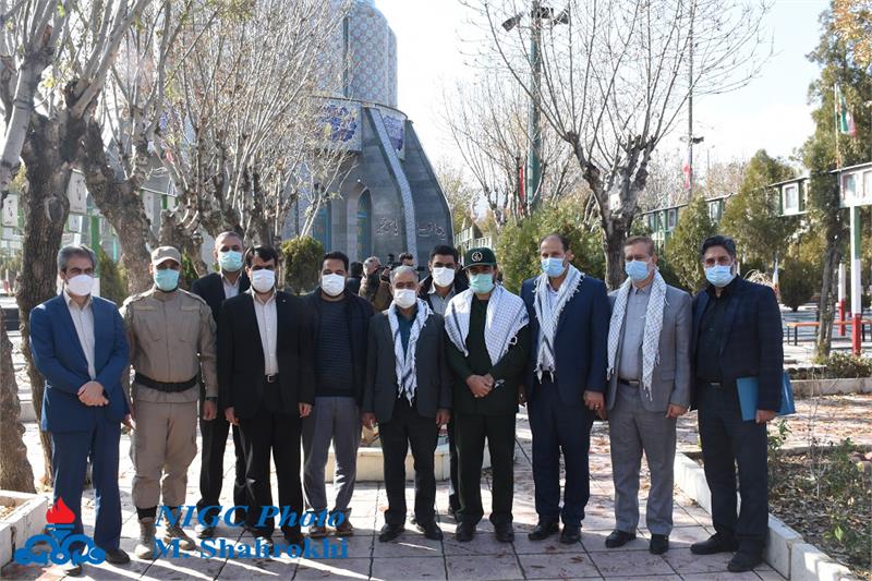 مدیر عامل وفرمانده پایگاه بسیج شرکت گاز استان مرکزی به شهداء ادای احترام نمودند