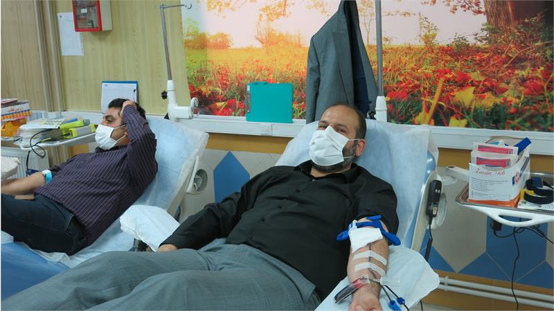 جمعی از کارکنان بسیجی شرکت گاز استان مرکزی واحدی از خون خود را اهداء نمودند