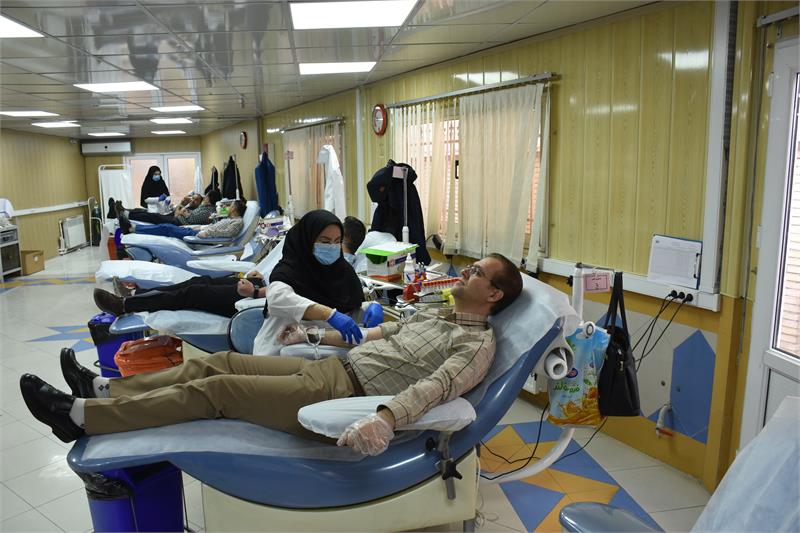 جمعی از کارکنان بسیجی شرکت گاز استان مرکزی واحدی از خون خود را اهداء نمودند