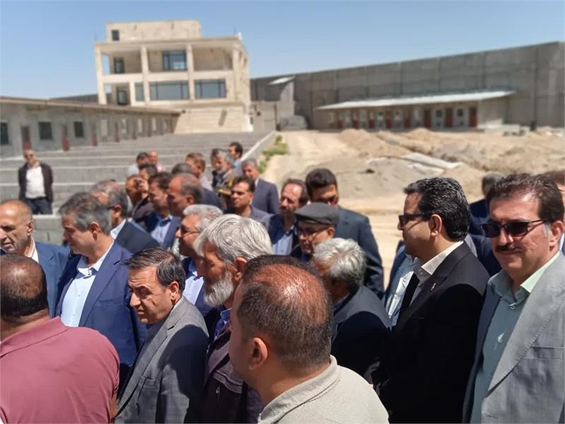 بازدید میدانی و بررسی مسائل و مشکلات مرتبط با شرکت های شهرستان آشتیان باحضور استاندار و مدیرعامل شرکت گاز استان مرکزی