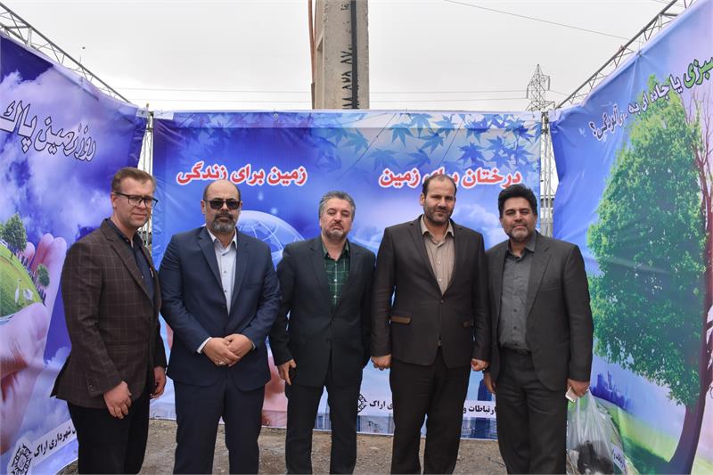 حضور مدیرعامل شرکت گاز استان مرکزی در پاکسازی حاشیه جاده فراهان به مناسبت روز زمین پاک در معیت استاندار مرکزی