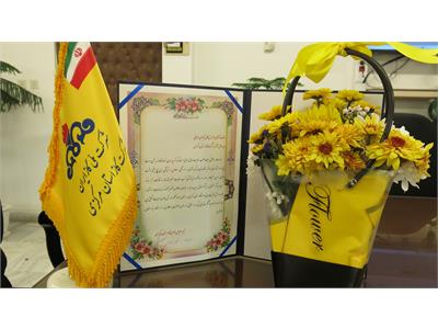 تیم  والیبال بانوان شرکت گاز با تقدیم لوح سپاس  از مدیر عامل شرکت گاز استان مرکزی تقدیر به عمل آوردند